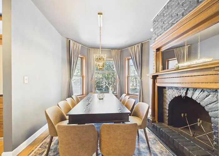 Wrigley Luxe 3br Free Parking